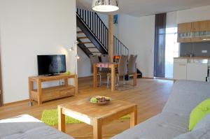 ein Wohnzimmer mit einem Sofa und einem Tisch in der Unterkunft Ferienhaus Schmied in Bärnau