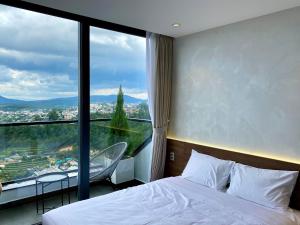 Postel nebo postele na pokoji v ubytování Charisma Hotel Da Lat