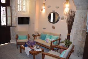 Televízia a/alebo spoločenská miestnosť v ubytovaní Loggia Traditional Suites