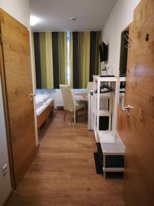 AltmannsteinにあるHopfenErlebnisHofのベッド付きの部屋と二段ベッド付きの部屋があります。