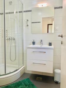 Kúpeľňa v ubytovaní Apartments Mohar II + 37 fotografií