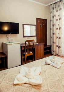 pokój hotelowy z łóżkiem z ręcznikami w obiekcie Anzhela-Lantana Hotel w Adlerze
