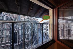 Zdjęcie z galerii obiektu The Flora and Florian Apartments - The feeling of touching the Duomo we Florencji