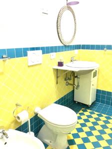 een badkamer met een toilet en een wastafel bij Calipso in Levanto