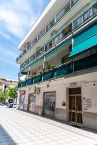 un edificio con balcone sopra di Prestige house a Scalea