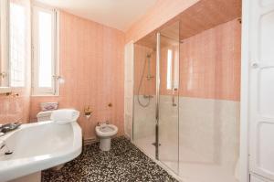 A bathroom at La Casa de Lope de Rueda