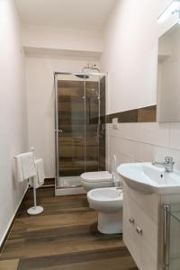 斯卡萊亞的住宿－Prestige house，浴室配有卫生间、盥洗盆和淋浴。