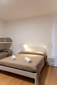 1 dormitorio con 1 cama con 2 toallas en Prestige house, en Scalea