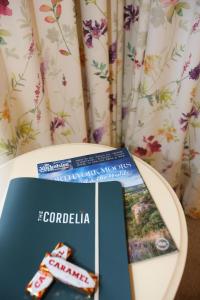 un tavolo con una scatola di cioccolatini e un libro di The Cordelia a Scarborough