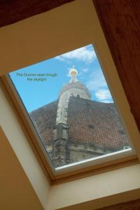 okno na dachu budynku w obiekcie The Flora and Florian Apartments - The feeling of touching the Duomo we Florencji