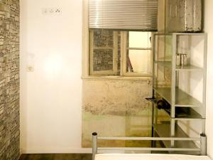 a room with a window and a glass shelf at Rudis Werkstatt in Bremen