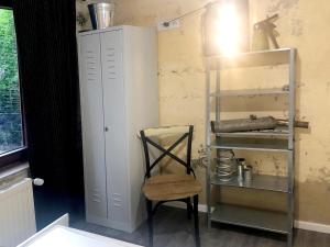 a room with a wooden chair and a shelf at Rudis Werkstatt in Bremen