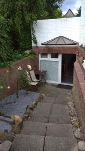 a garage with a table and a bench in a yard at Bel Air in Norderstedt