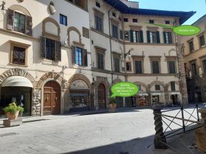 ulica z dwoma zielonymi znakami przed budynkiem w obiekcie The Flora and Florian Apartments - The feeling of touching the Duomo we Florencji