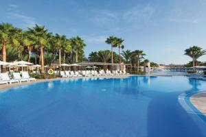 Bazén v ubytování Hotel Riu Cabo Verde - Adults Only - All Inclusive nebo v jeho okolí