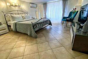 una camera con letto e pavimento piastrellato di Somnium a newly renovated house in Kamari a Kamari