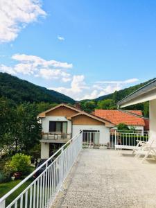 PretrešnjaDomaćinstvo Trifunović的山房后方的阳台