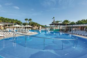 Bazén v ubytování Hotel Riu Cabo Verde - Adults Only - All Inclusive nebo v jeho okolí