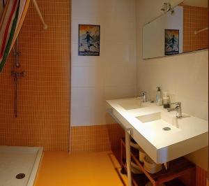 A bathroom at Los Molinos - Atico en Montaña de Asturias Még 37 kép