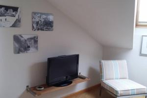 A television and/or entertainment centre at Los Molinos - Atico en Montaña de Asturias