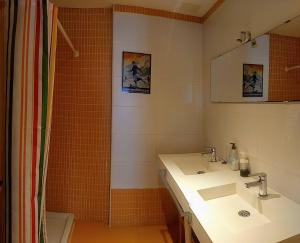 A bathroom at Los Molinos - Atico en Montaña de Asturias