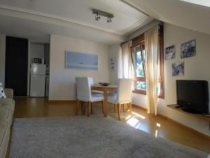 A television and/or entertainment centre at Los Molinos - Atico en Montaña de Asturias