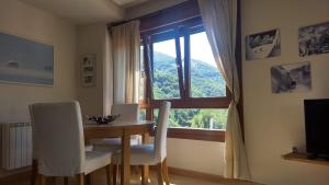 A television and/or entertainment centre at Los Molinos - Atico en Montaña de Asturias