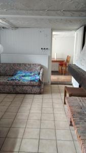 ein Wohnzimmer mit einem Sofa und einem Tisch in der Unterkunft Bel Air in Norderstedt