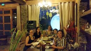 grupa kobiet siedzących przy stole jedzących w obiekcie Mogan Mountain Xiaomusensen w mieście Deqing