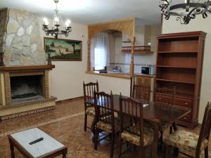 comedor con mesa y chimenea en CASA LOS ANGULOS, en Cazorla