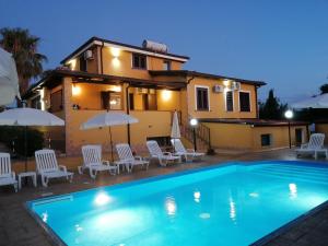 uma villa com piscina em frente a uma casa em B&B Villa Isa em Drapia