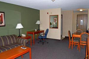 Ein Sitzbereich in der Unterkunft Paola Inn and Suites