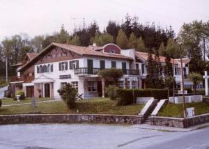 ein großes weißes Haus auf einer Straße in der Unterkunft Gurutzeberri in Oiartzun