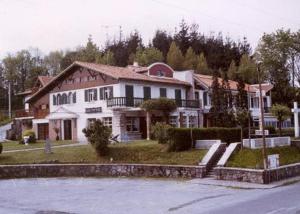 una gran casa blanca sentada en la parte superior de una calle en Gurutzeberri, en Oiartzun