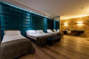 A bed or beds in a room at Viola Mhotel