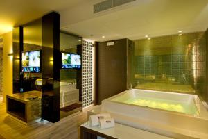 A television and/or entertainment centre at Viola Mhotel