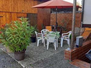 a patio with a table and chairs and an umbrella at Ferienwohnung Jacqueline in Erbach im Odenwald