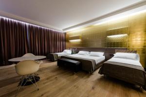 A bed or beds in a room at Viola Mhotel
