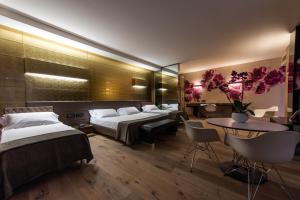A bed or beds in a room at Viola Mhotel