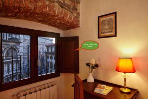 Zdjęcie z galerii obiektu The Flora and Florian Apartments - The feeling of touching the Duomo we Florencji