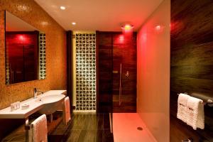 A bathroom at Viola Mhotel
