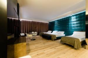 A bed or beds in a room at Viola Mhotel