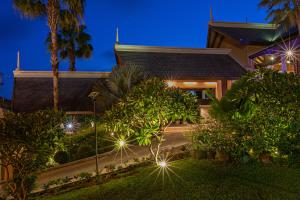 Ein Garten an der Unterkunft Rawai Palm Beach Resort - SHA Extra Plus