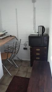 Zimmer mit einem Schreibtisch, 2 Stühlen und einem Tisch in der Unterkunft Bel Air in Norderstedt