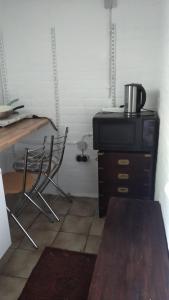 a room with a desk and two chairs and a table at Bel Air in Norderstedt