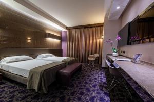 A bed or beds in a room at Viola Mhotel