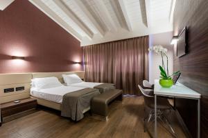 A bed or beds in a room at Viola Mhotel
