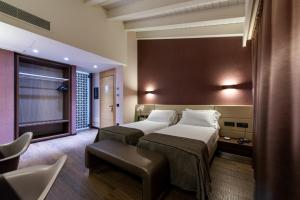 A bed or beds in a room at Viola Mhotel