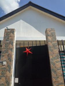 una estrella roja en la puerta de una casa en New Kivulini Bed and Breakfast, en Dar es Salaam