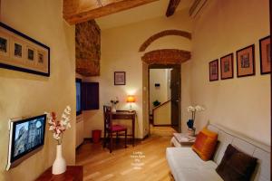 Telewizja i/lub zestaw kina domowego w obiekcie The Flora and Florian Apartments - The feeling of touching the Duomo